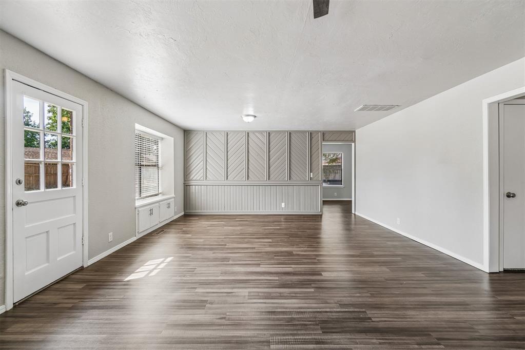 824 Lakeside Circle