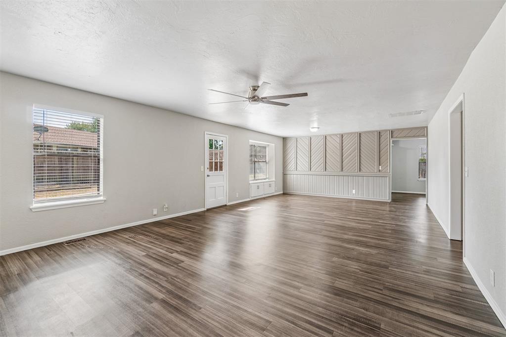 824 Lakeside Circle