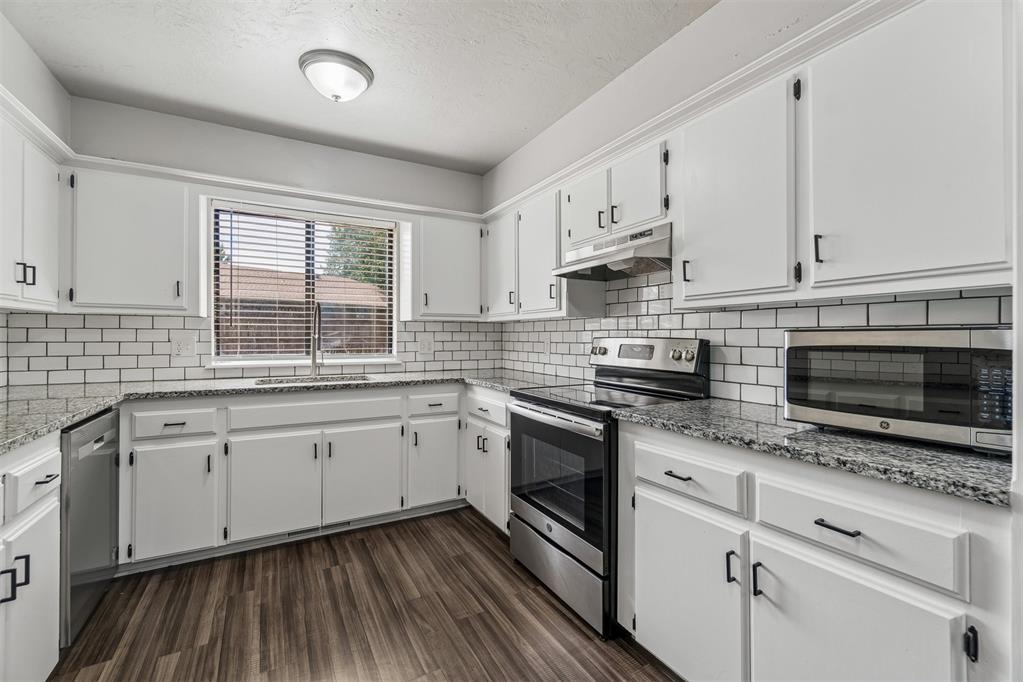 824 Lakeside Circle