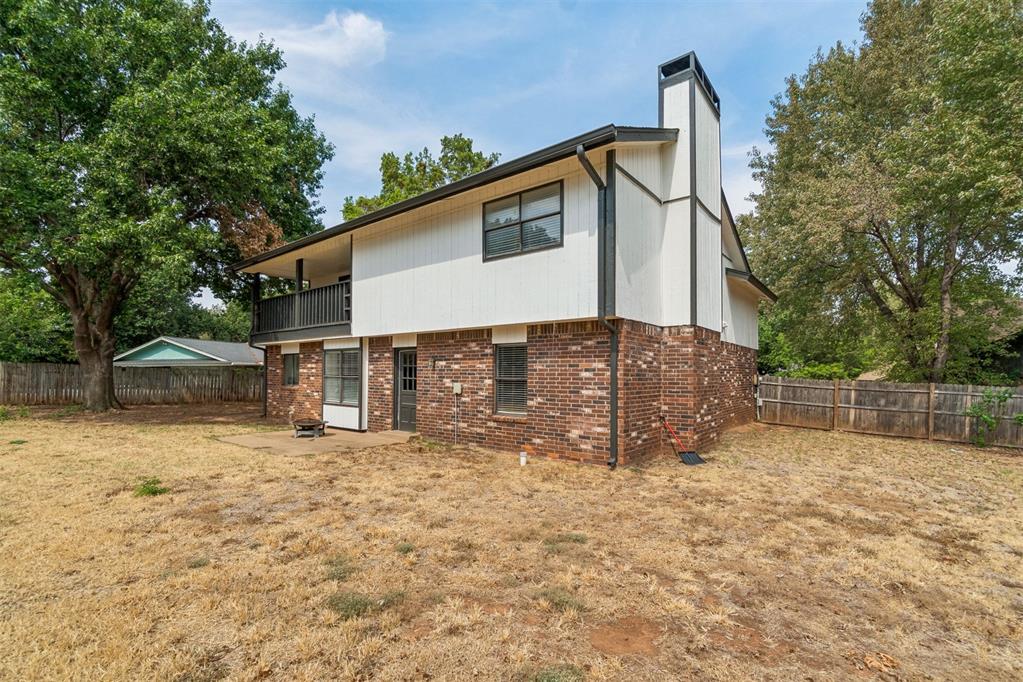 824 Lakeside Circle