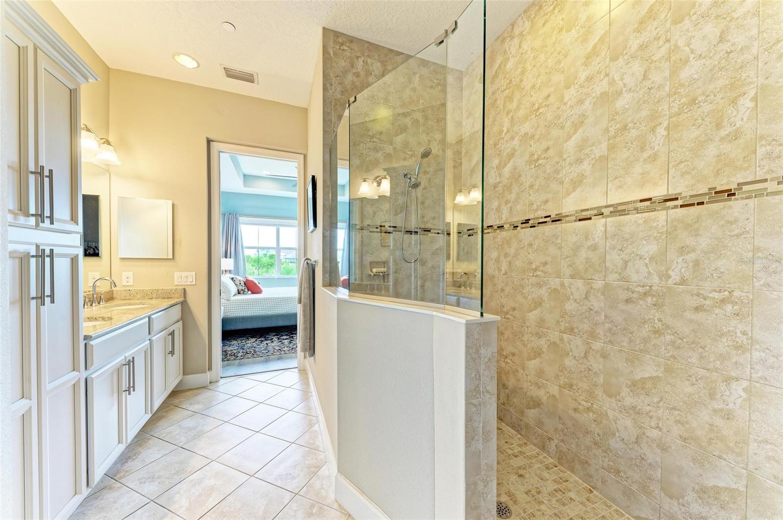 316 SAPPHIRE LAKE DR #201