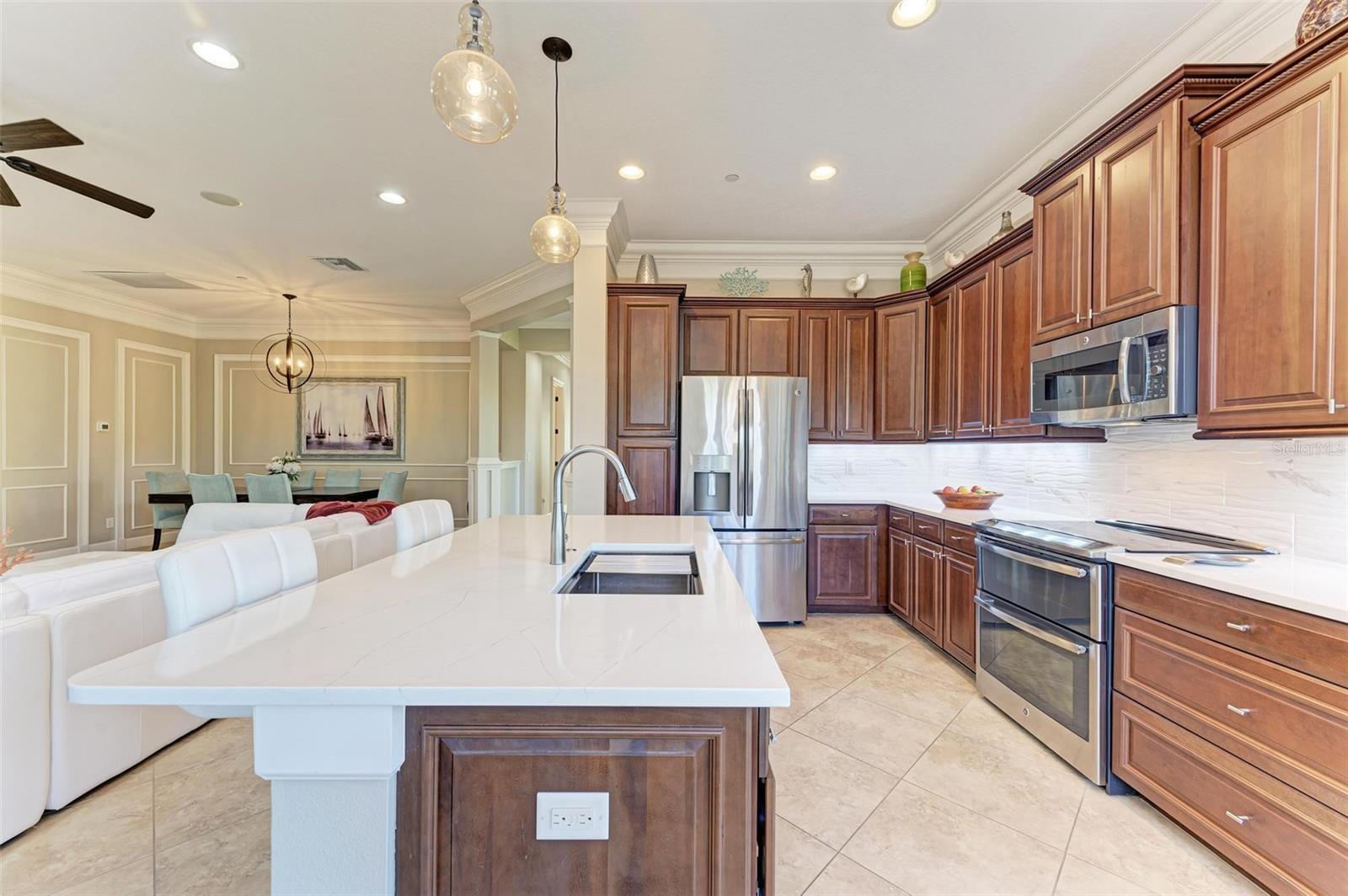 321 SAPPHIRE LAKE DR #101