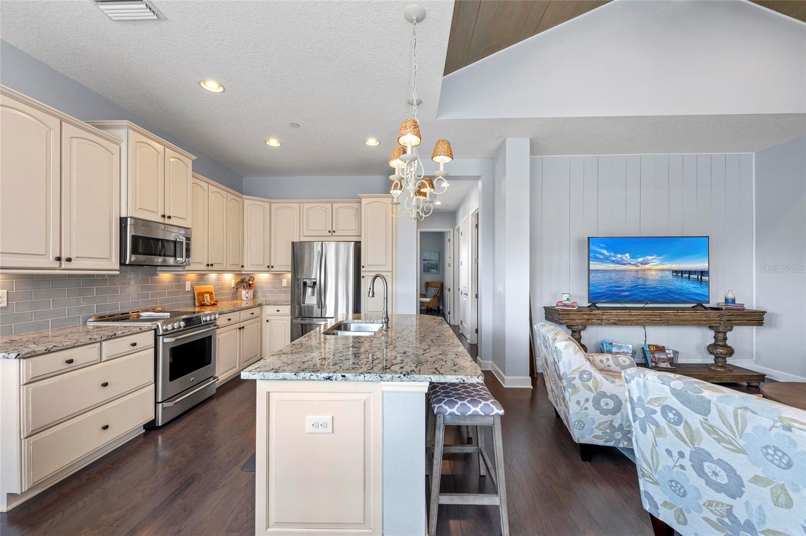 315 SAPPHIRE LAKE DR #202