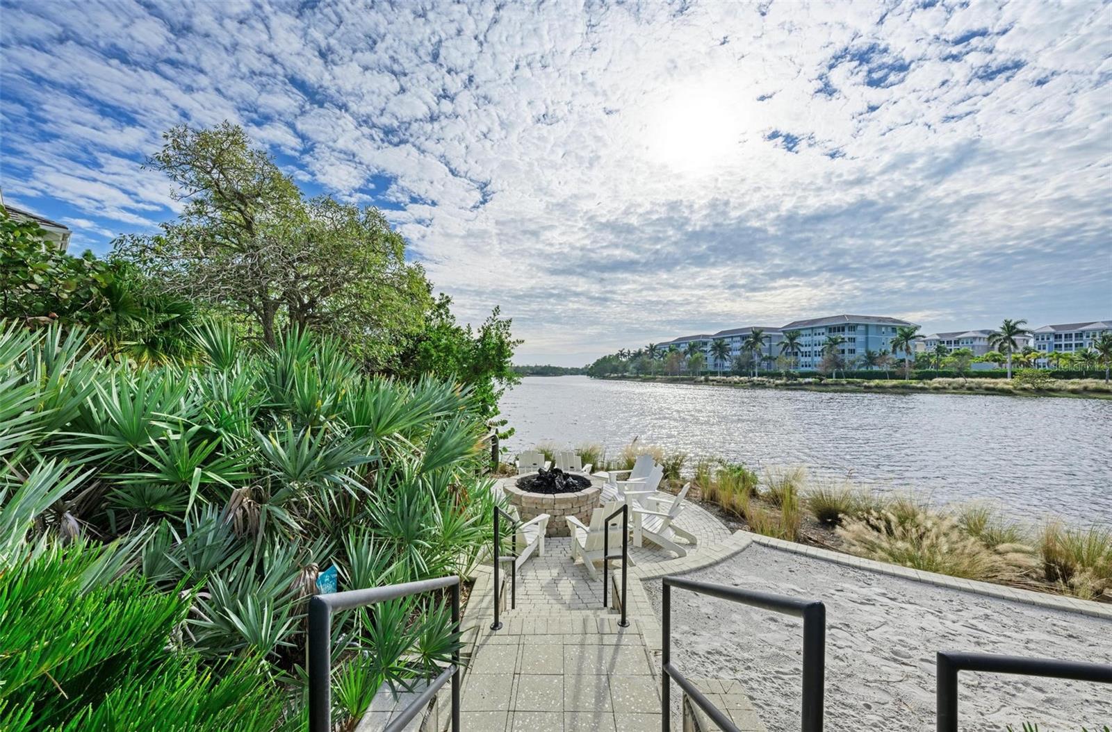 315 SAPPHIRE LAKE DR #202