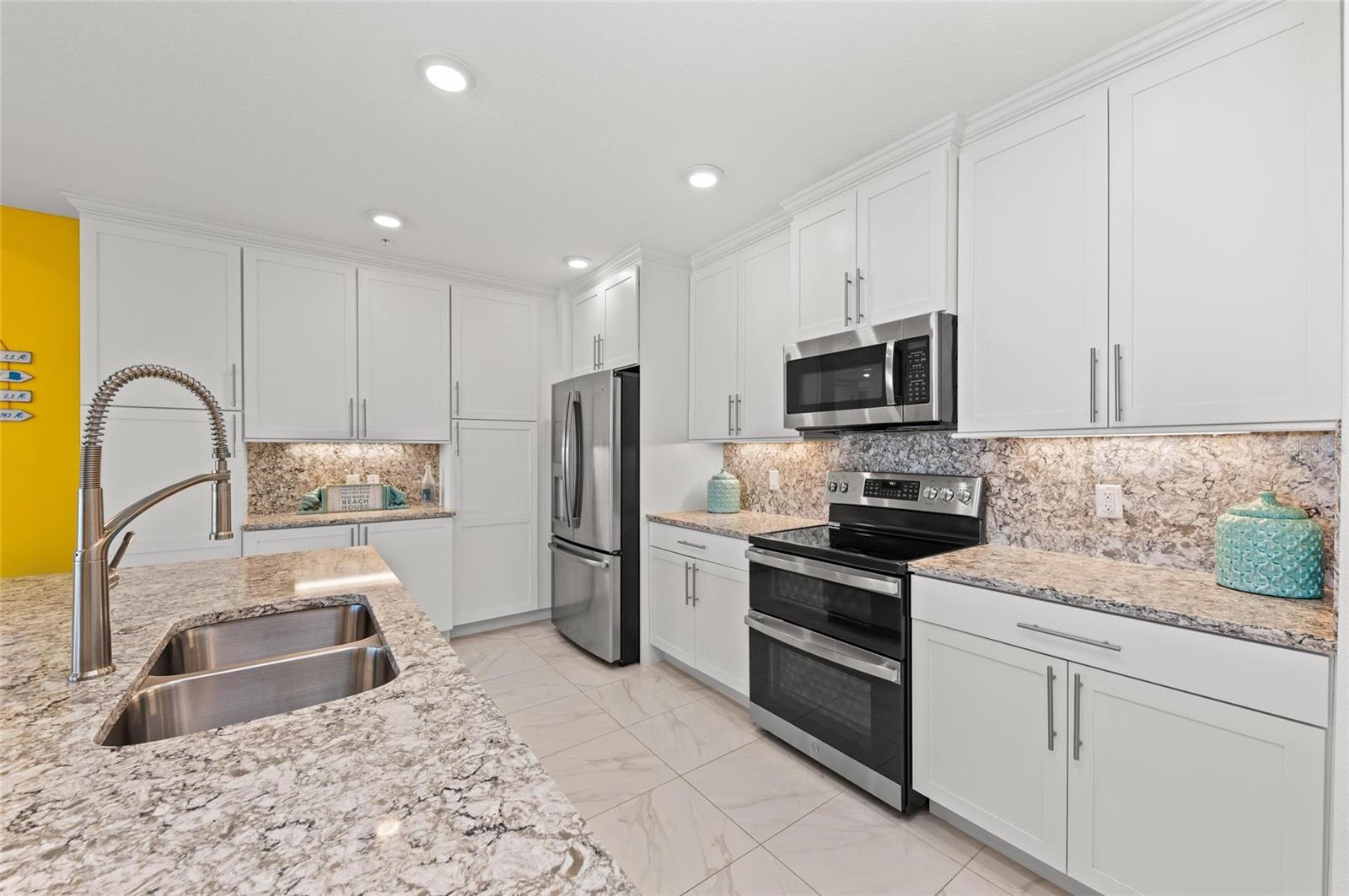 387 ARUBA CIR #301