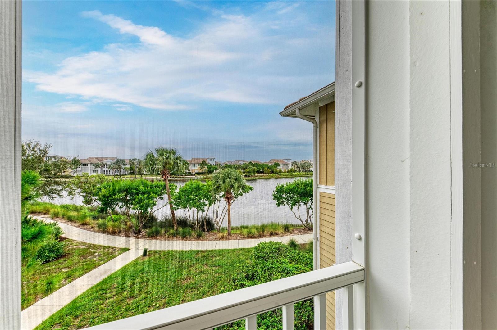 258 SAPPHIRE LAKE DR #202