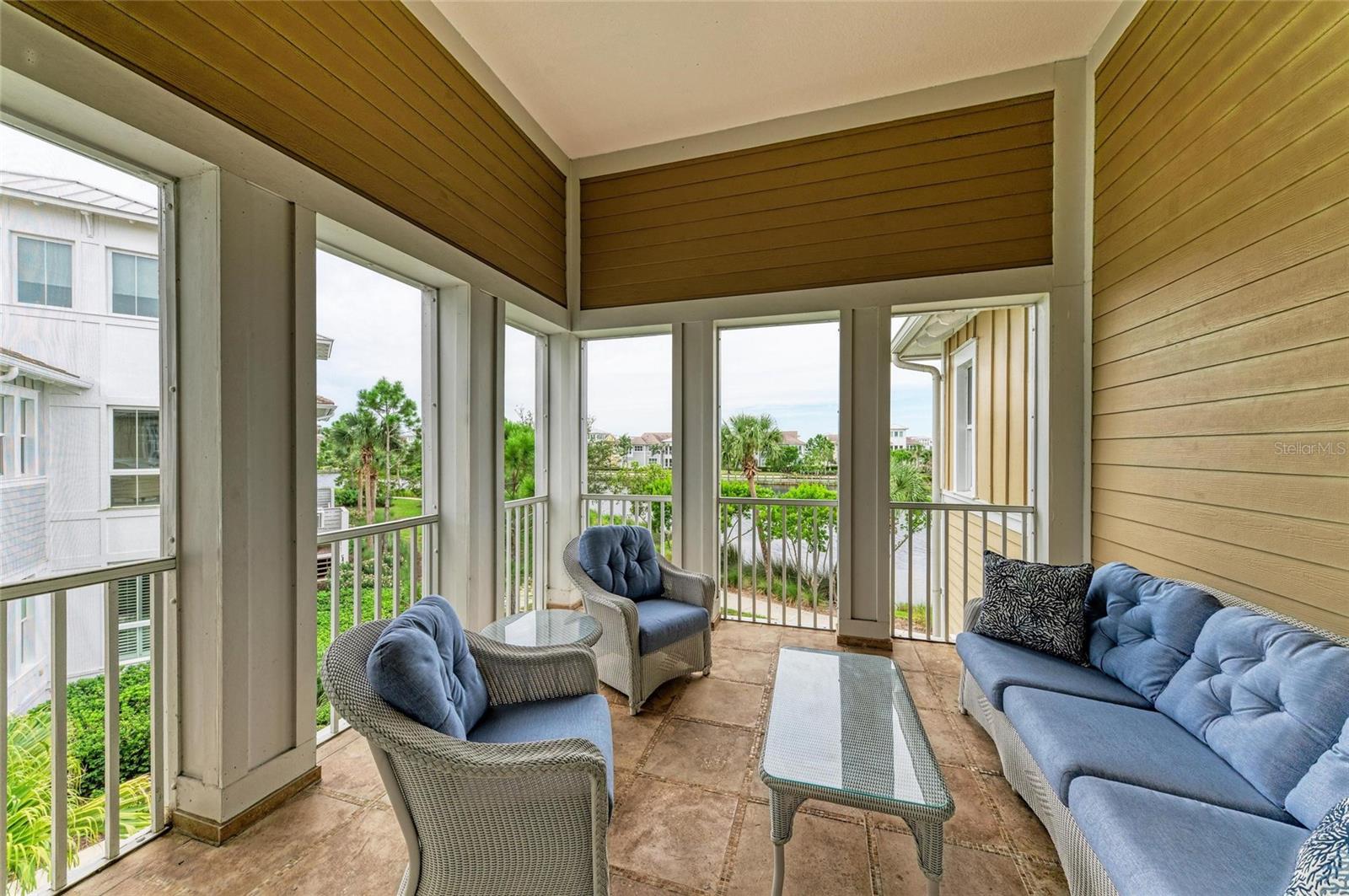 258 SAPPHIRE LAKE DR #202