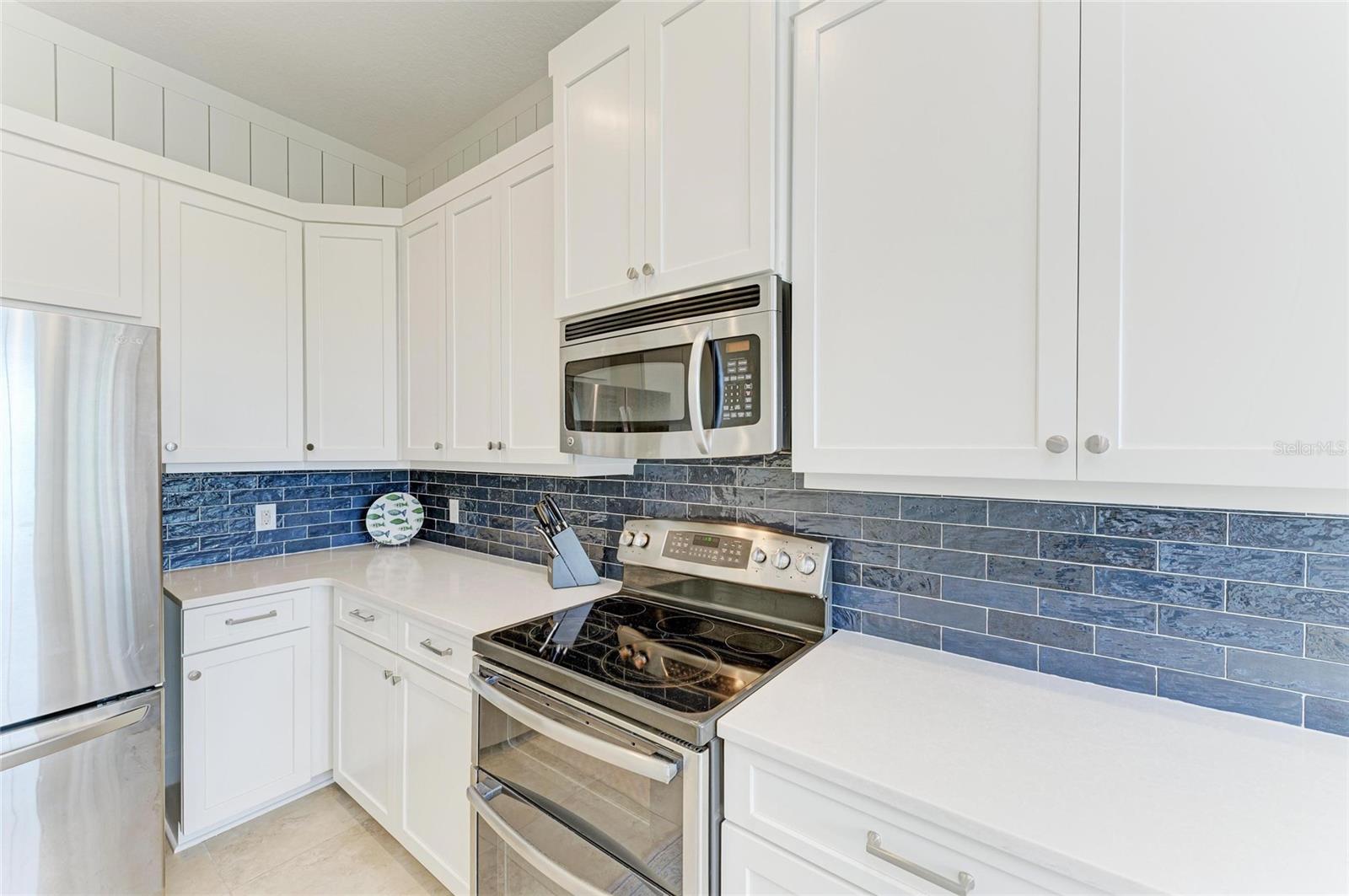 258 SAPPHIRE LAKE DR #202