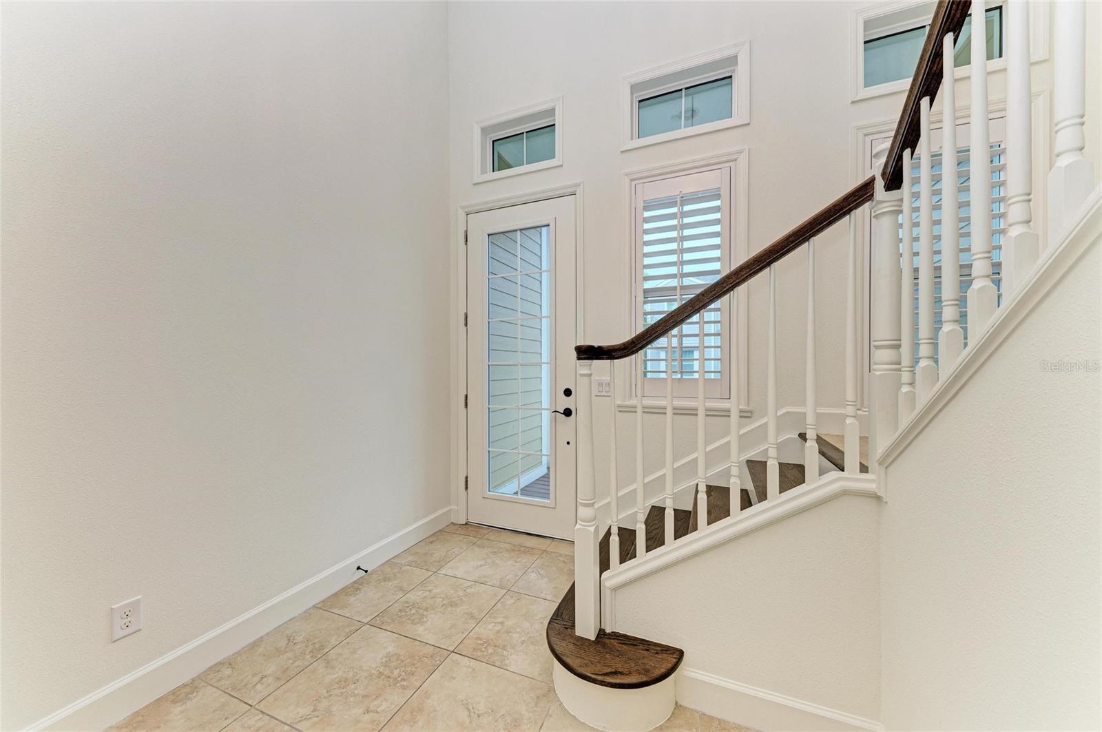 258 SAPPHIRE LAKE DR #202