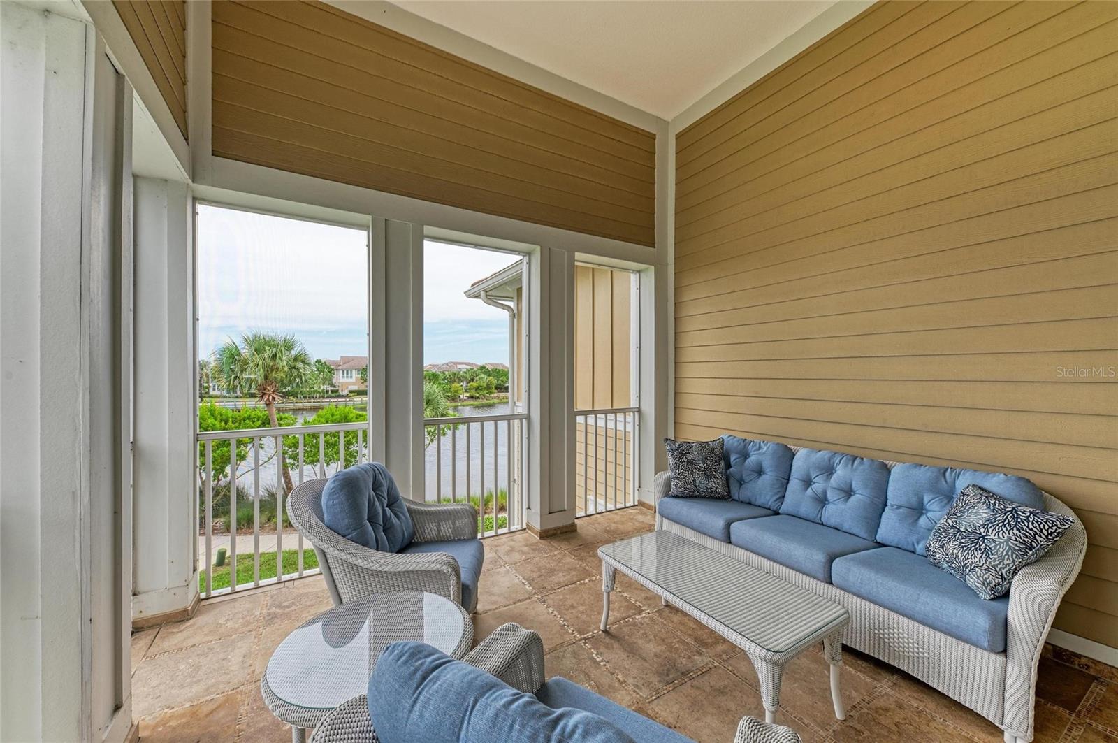 258 SAPPHIRE LAKE DR #202