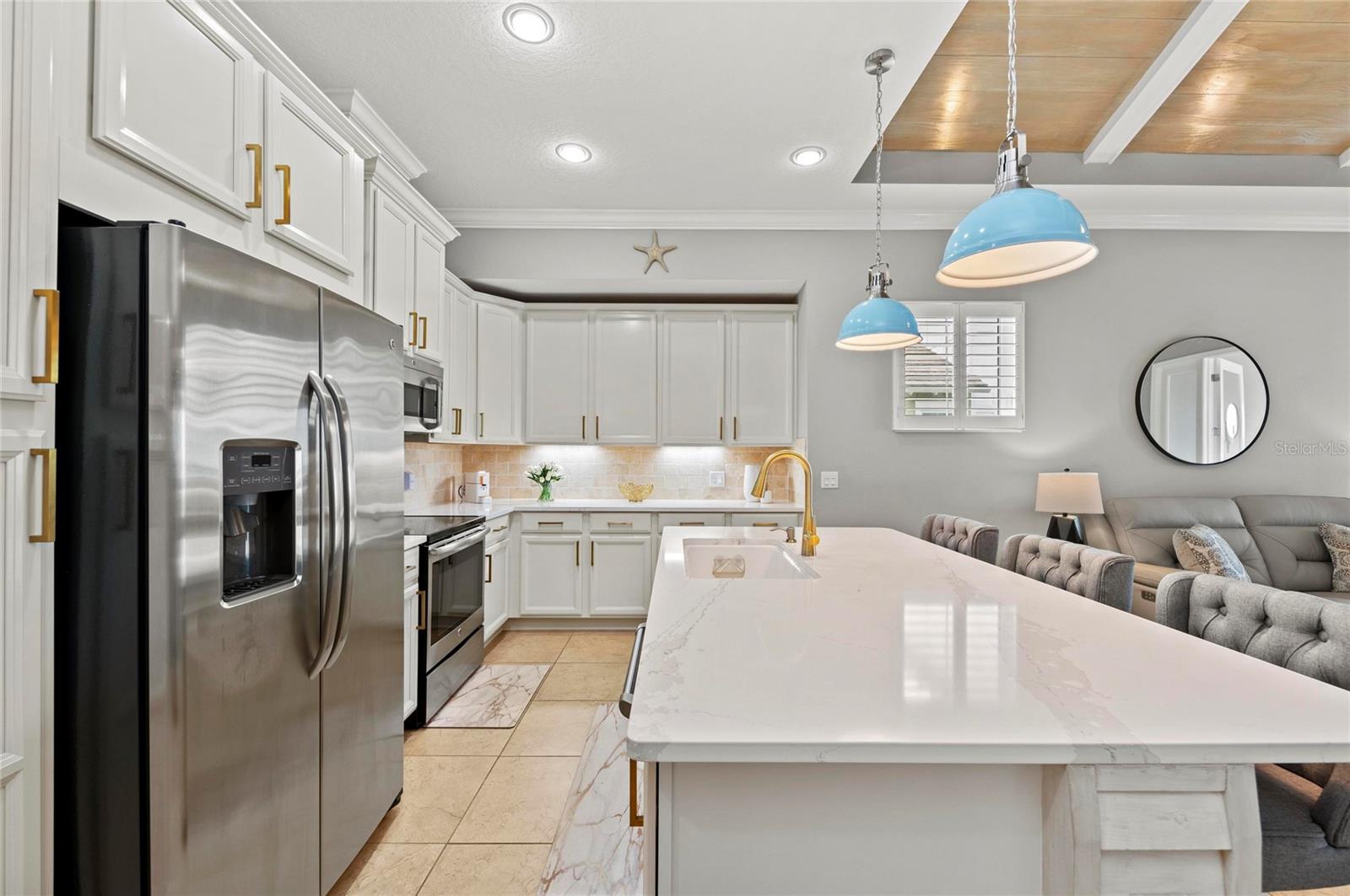 226 SAPPHIRE LAKE DR #201