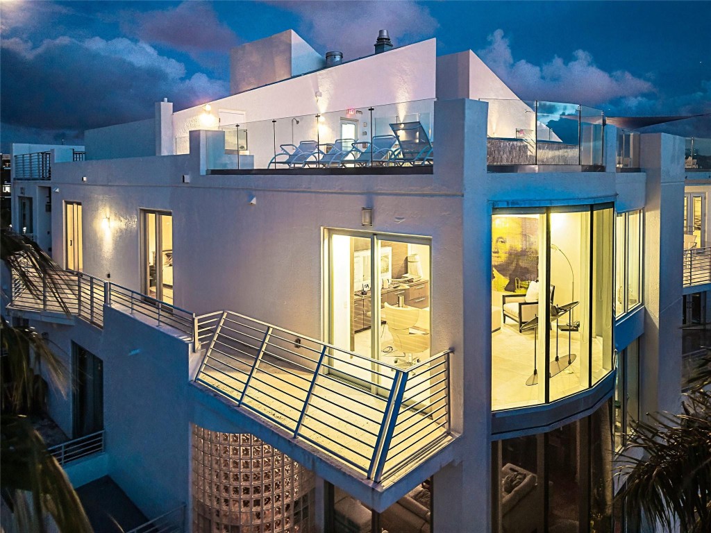 301 Hendricks Isle, PH10