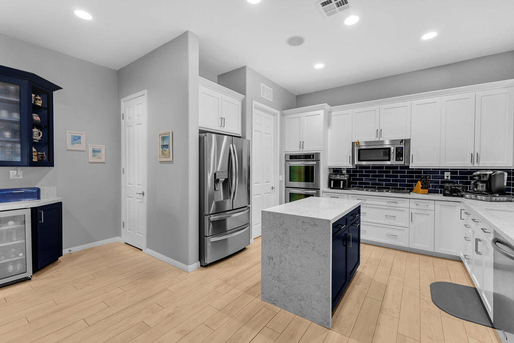 81323 Avenida Colonias