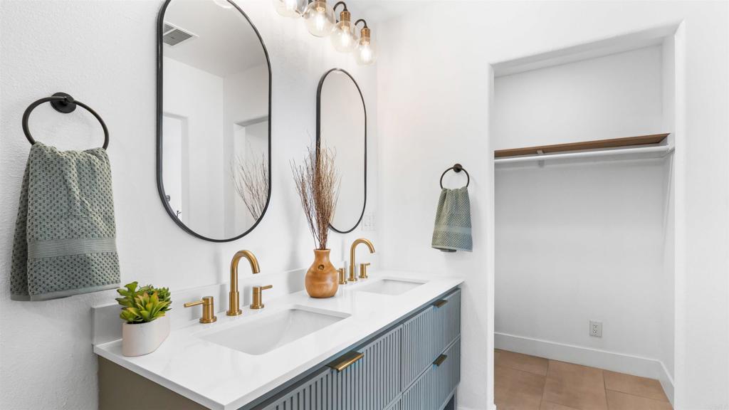 4758 Avenida La Mirada