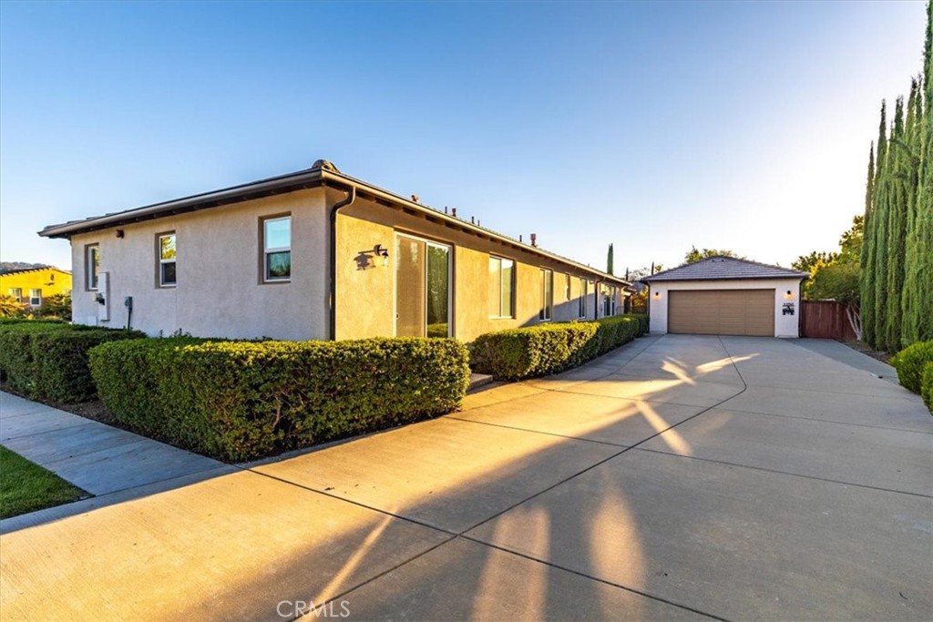 1090 Muscat Court