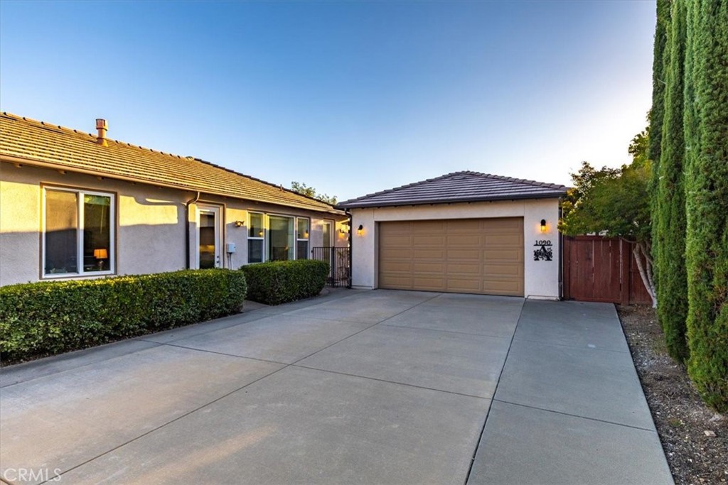 1090 Muscat Court