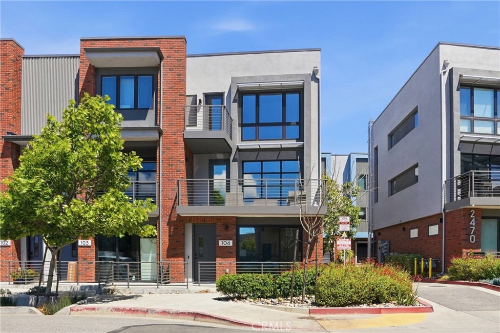 2460 Victoria 104