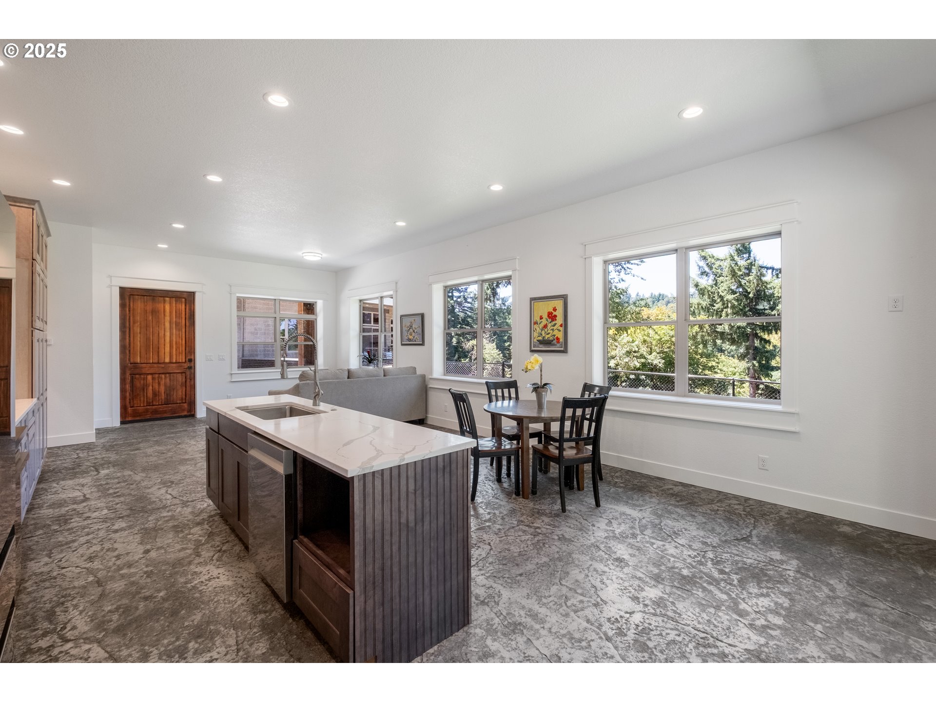 4005 CLOUDVIEW DR