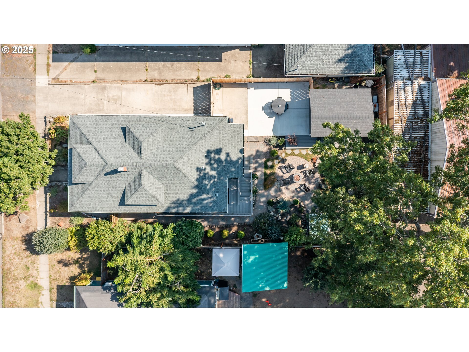 206 E 5TH ST