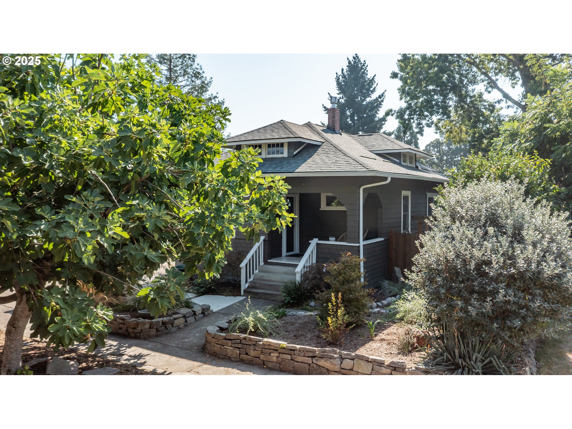 206 E 5TH ST