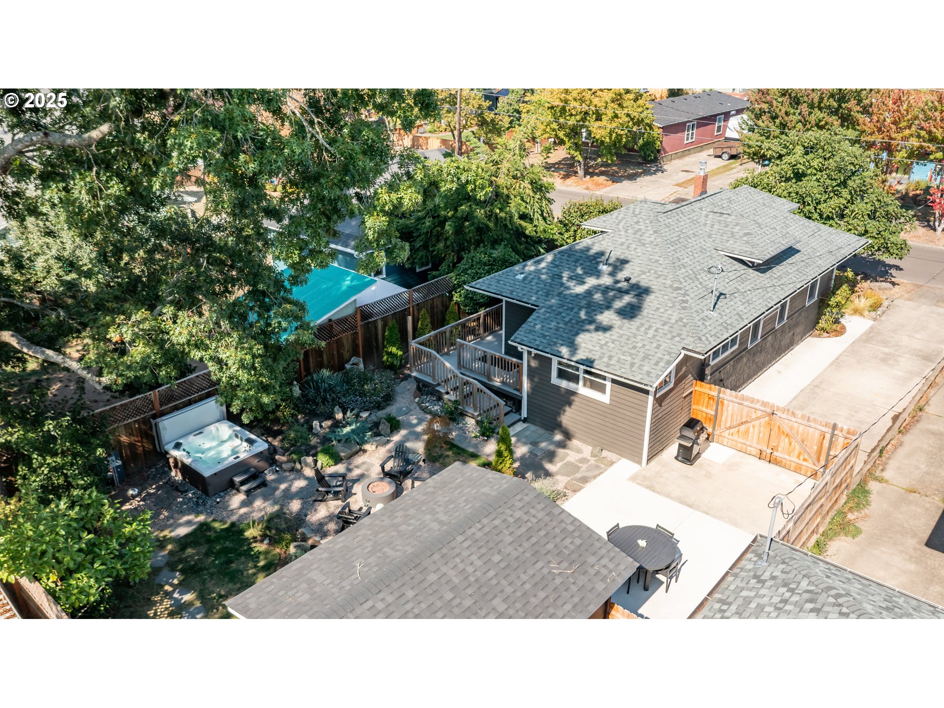 206 E 5TH ST