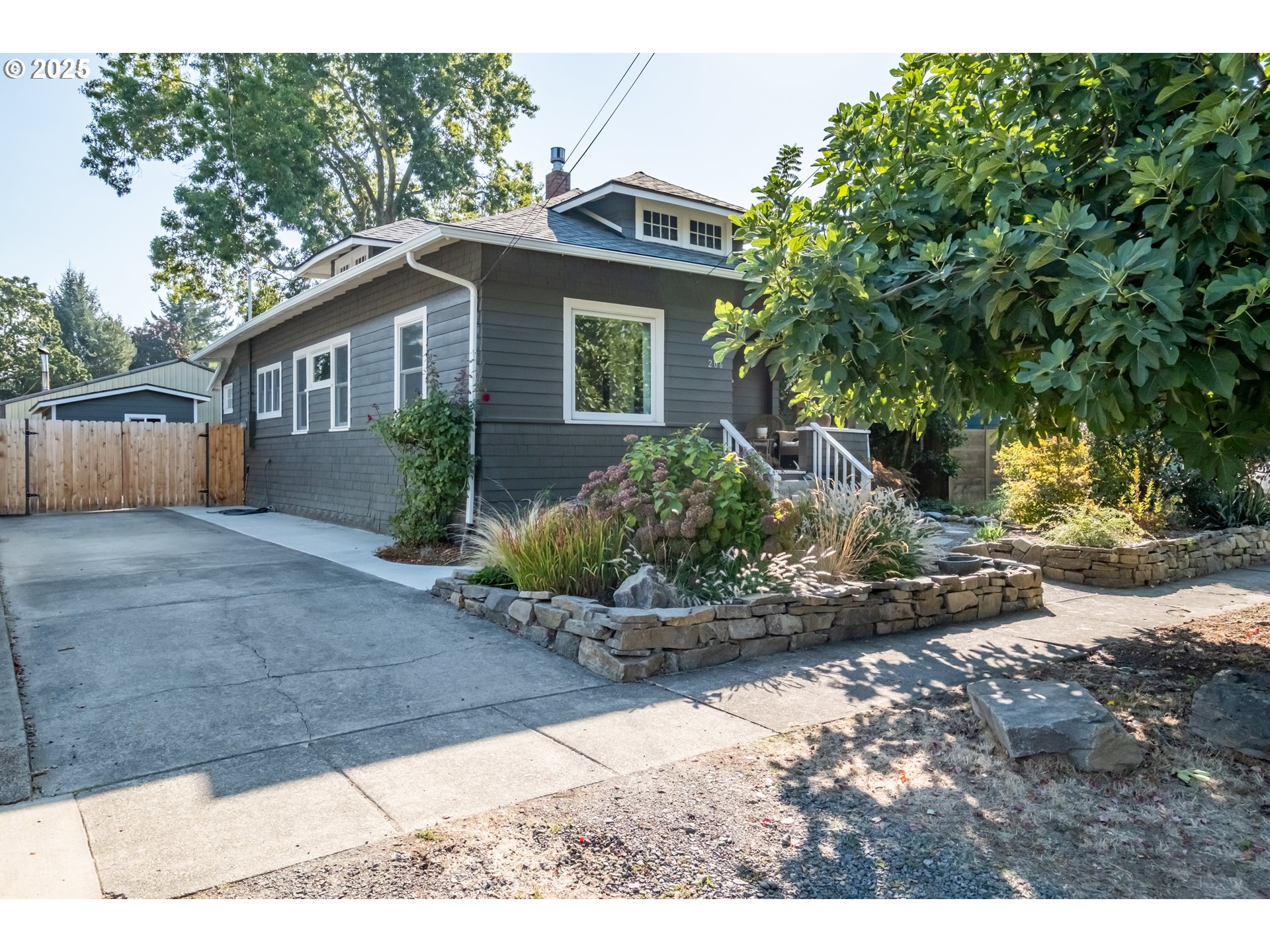 206 E 5TH ST