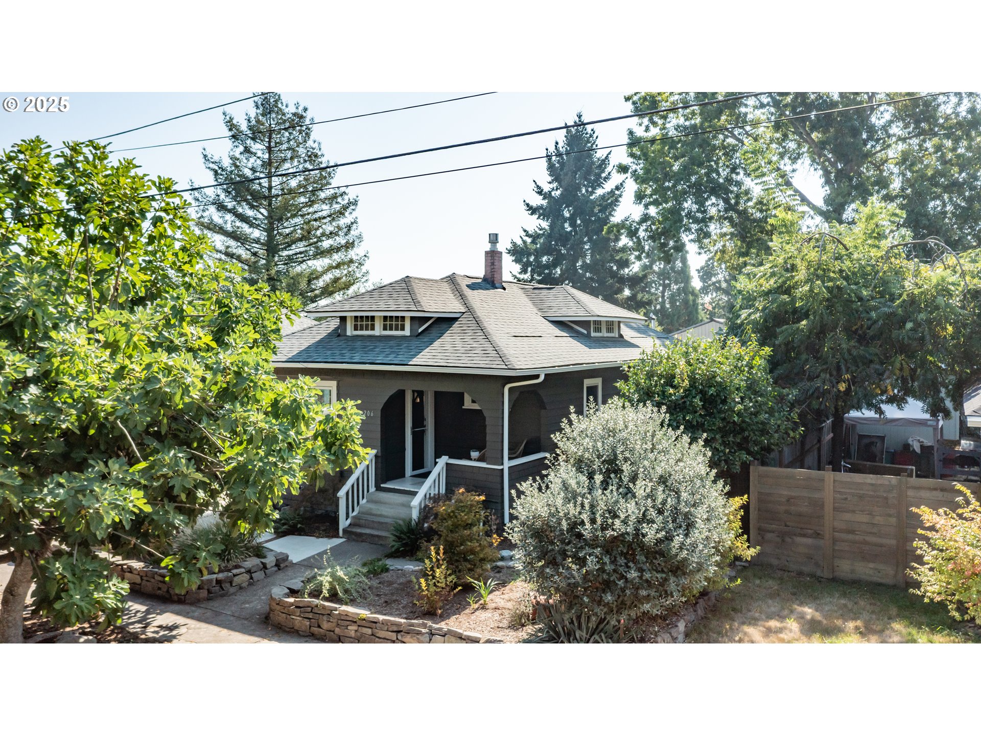 206 E 5TH ST
