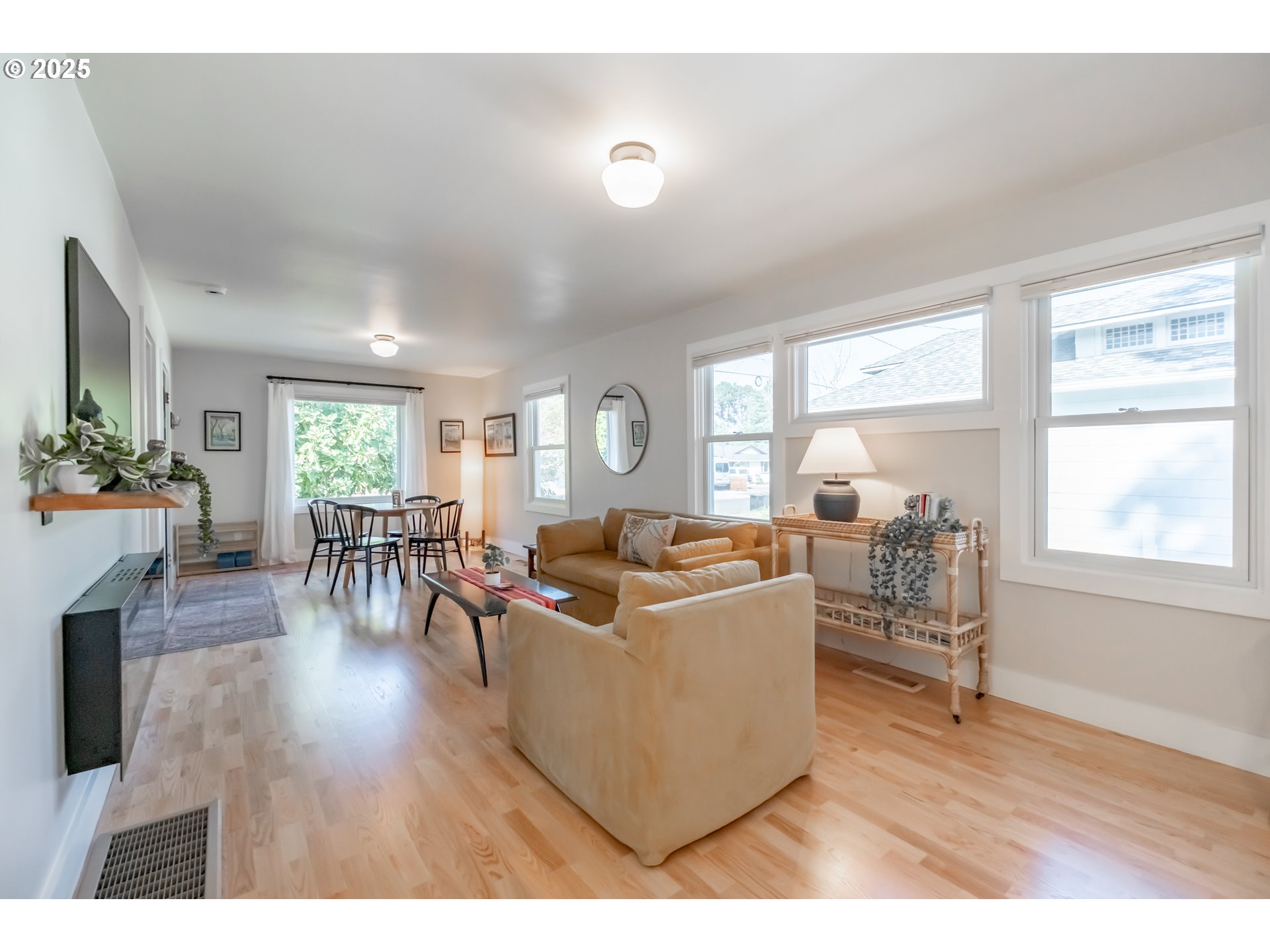 206 E 5TH ST
