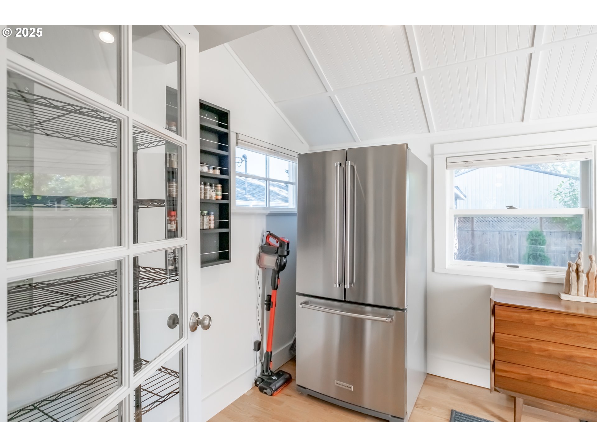 206 E 5TH ST