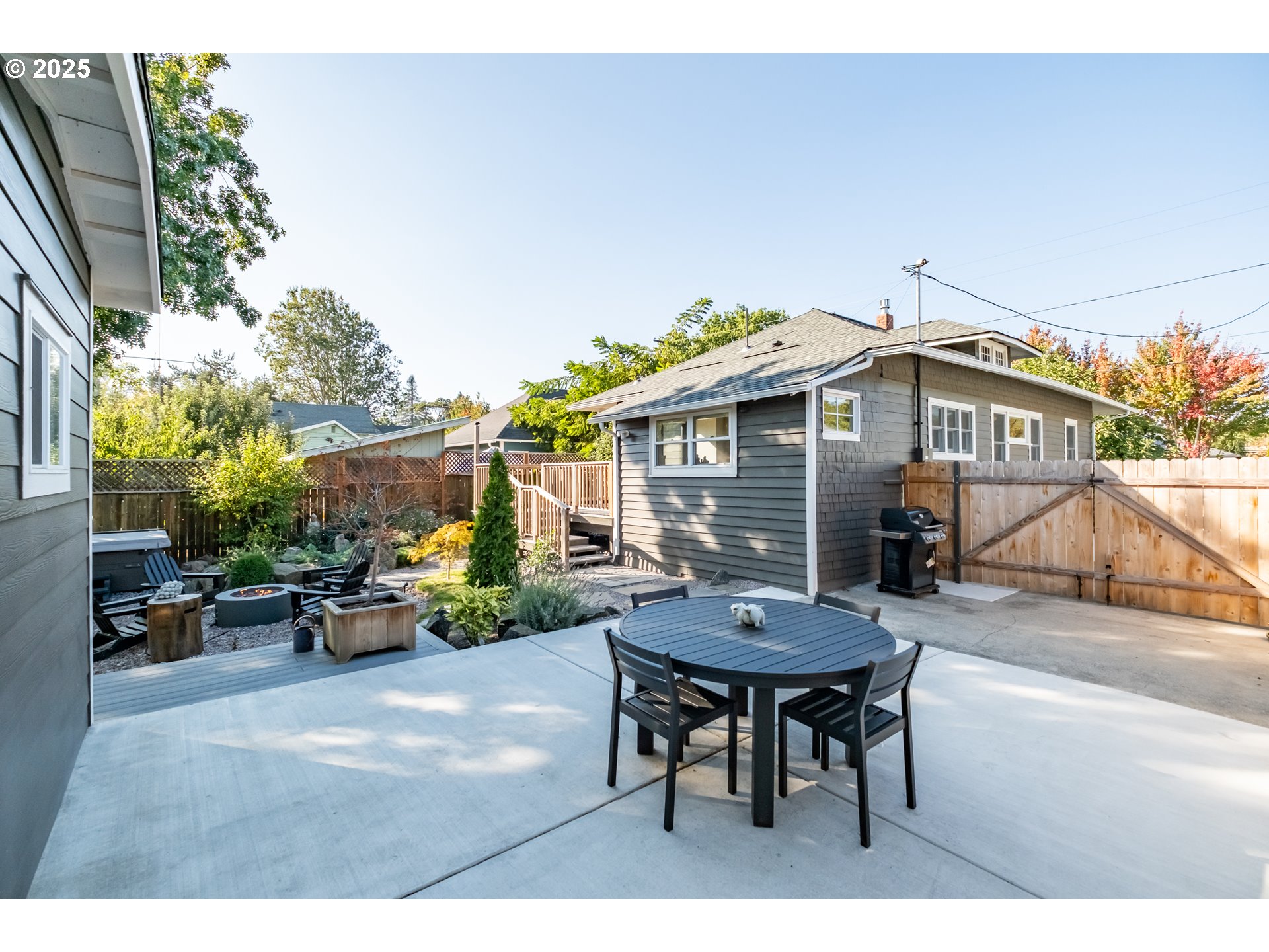 206 E 5TH ST