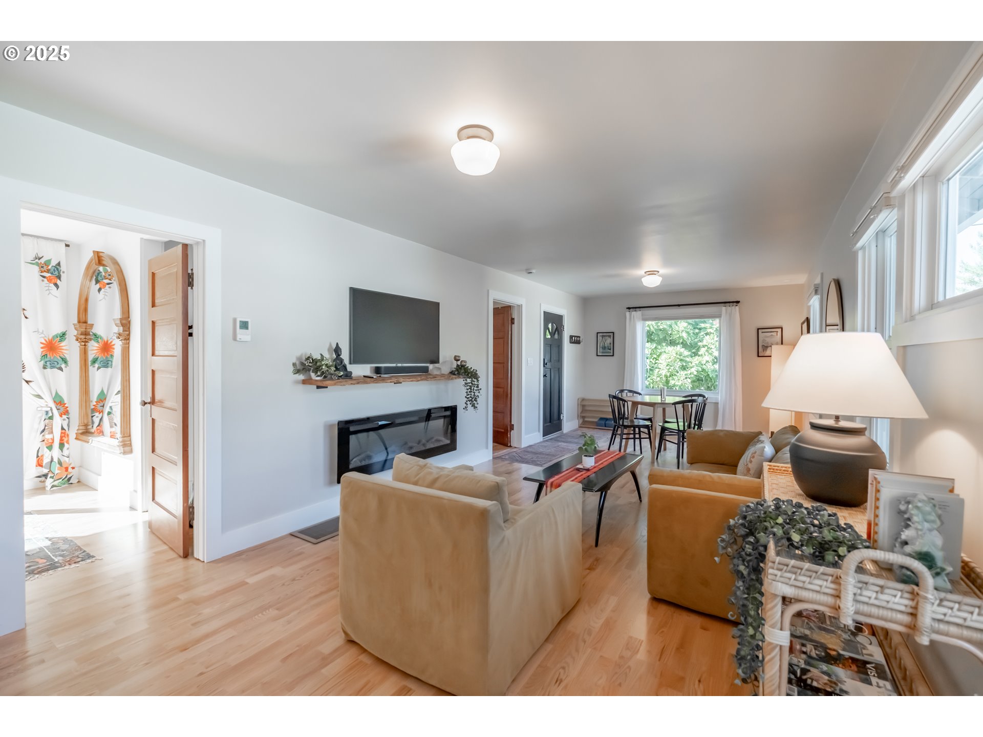206 E 5TH ST