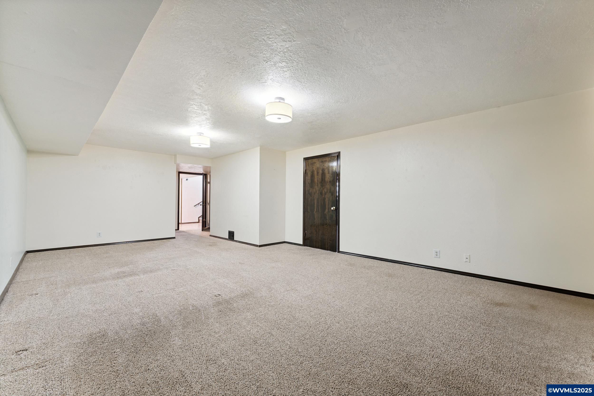 3387 Champlain Ct