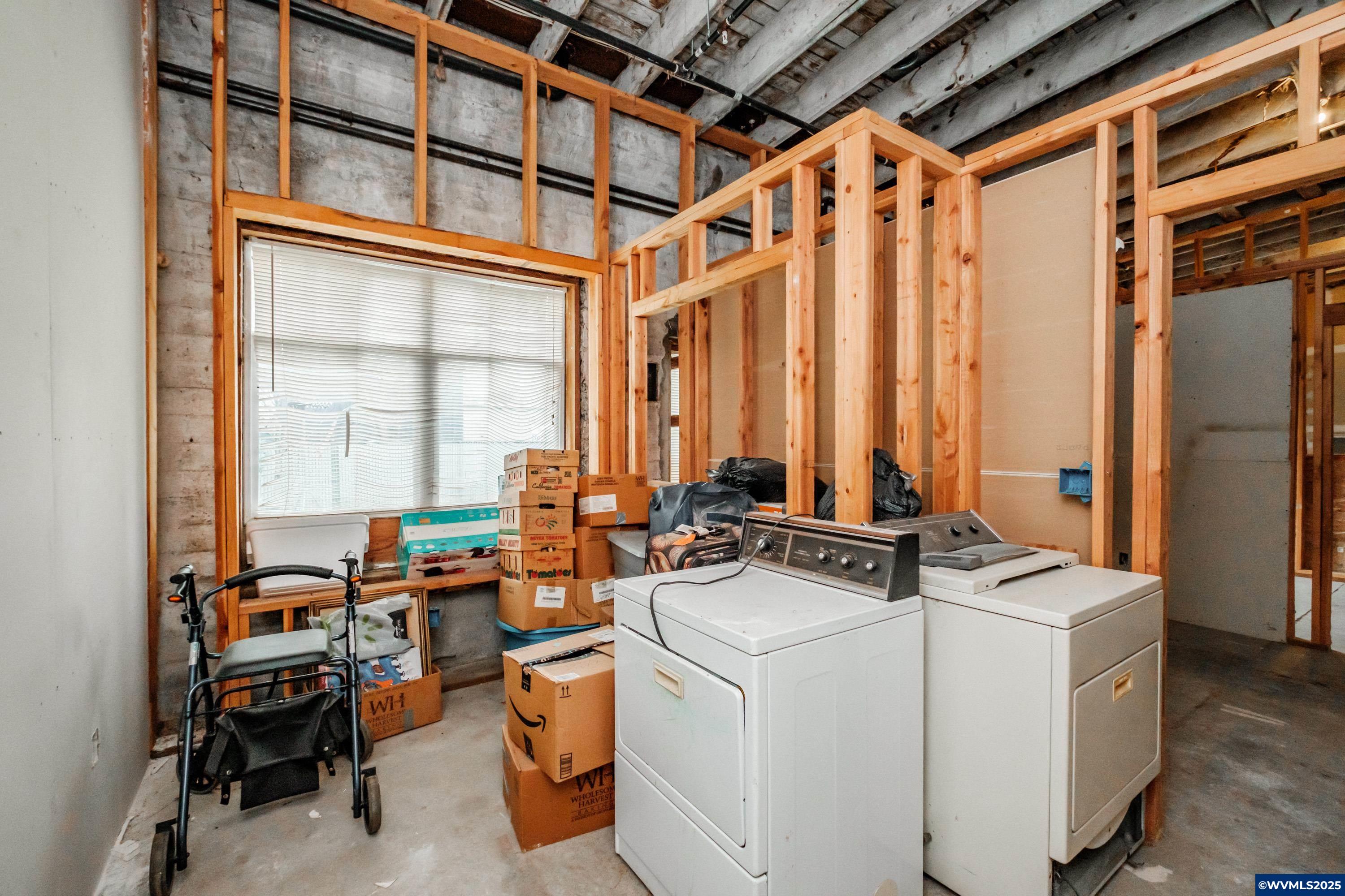 1127-1195 6th Av