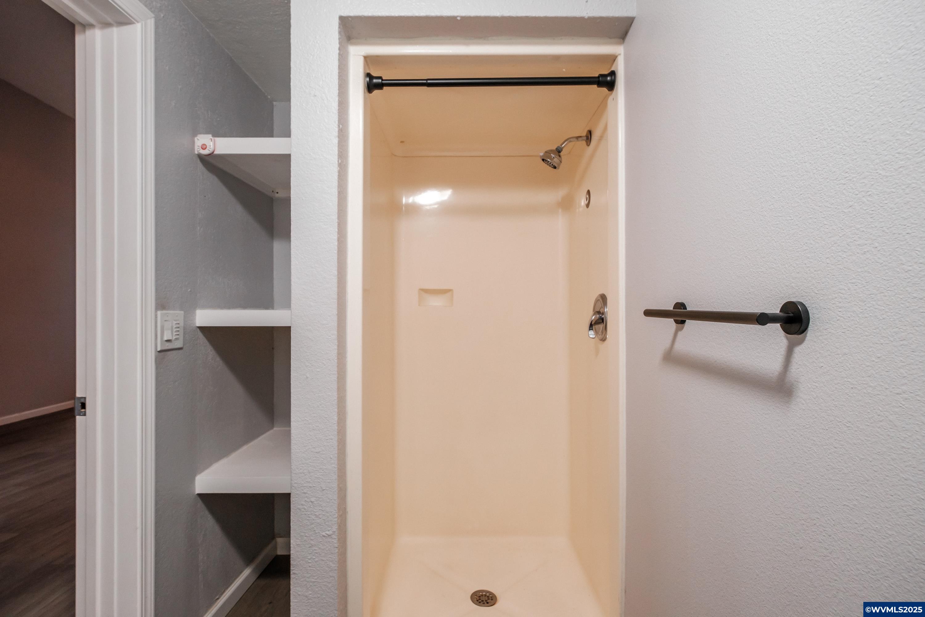 1127-1195 6th Av