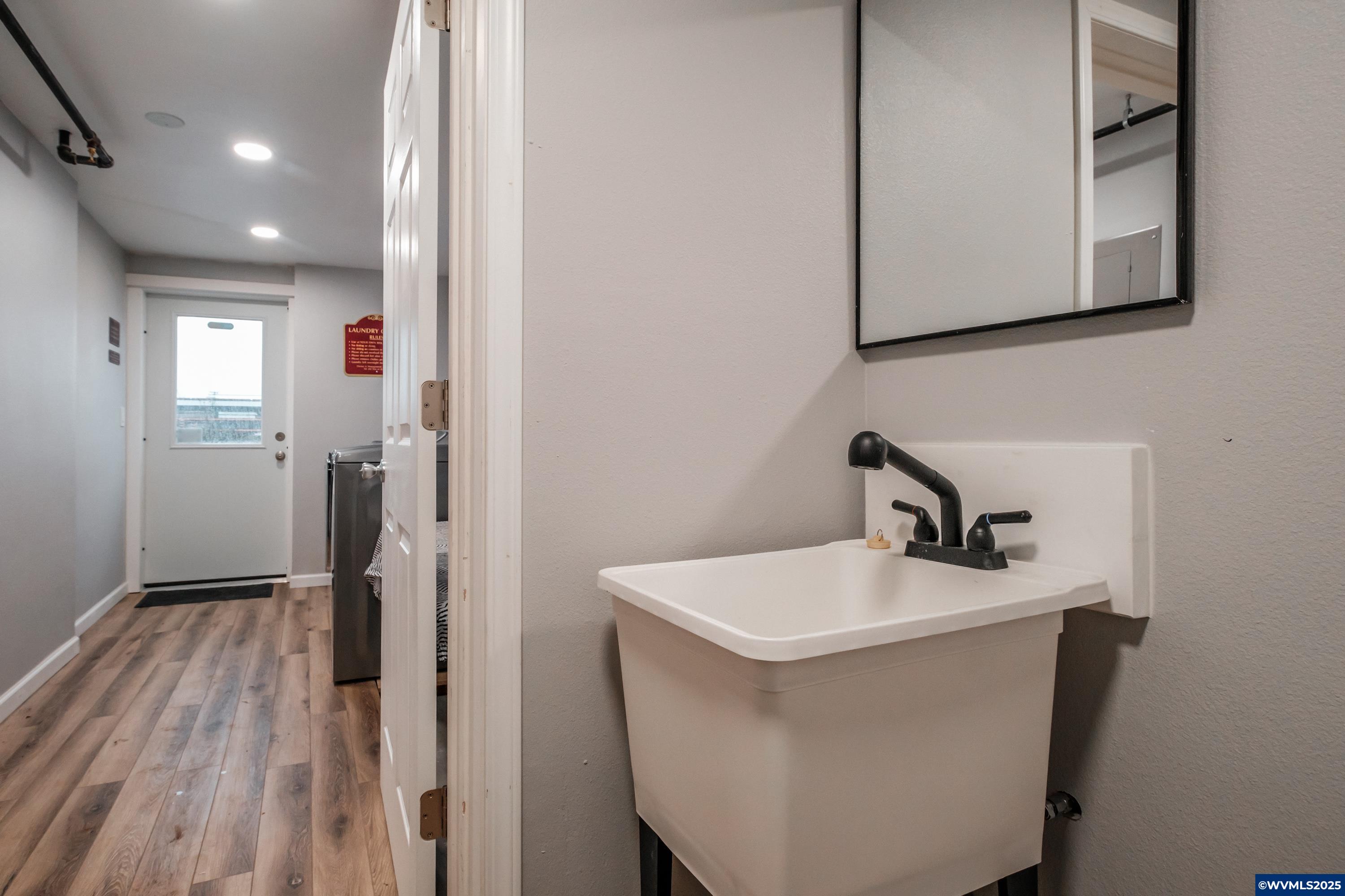 1127-1195 6th Av
