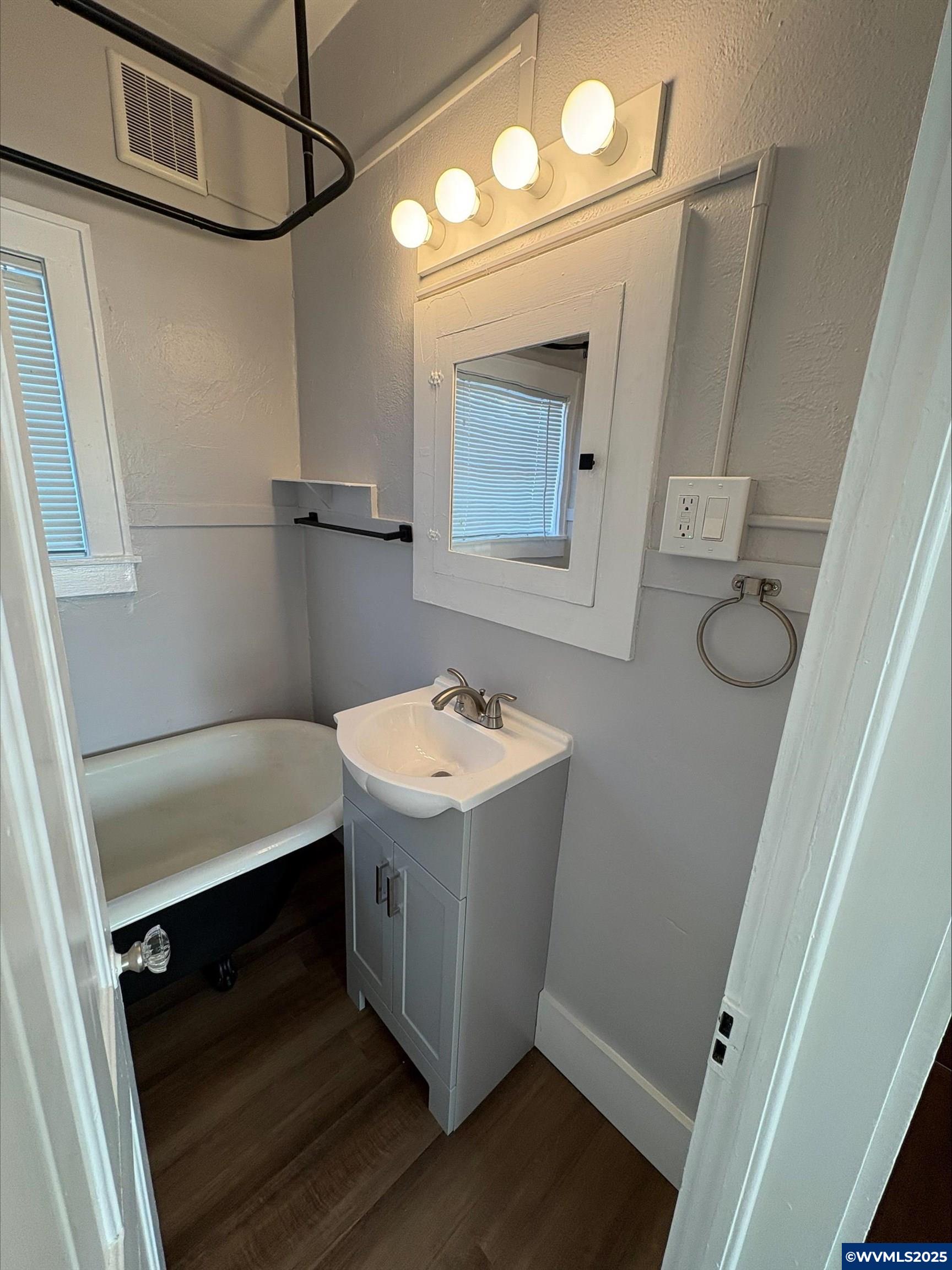 420 4th (-430 1/2) Av