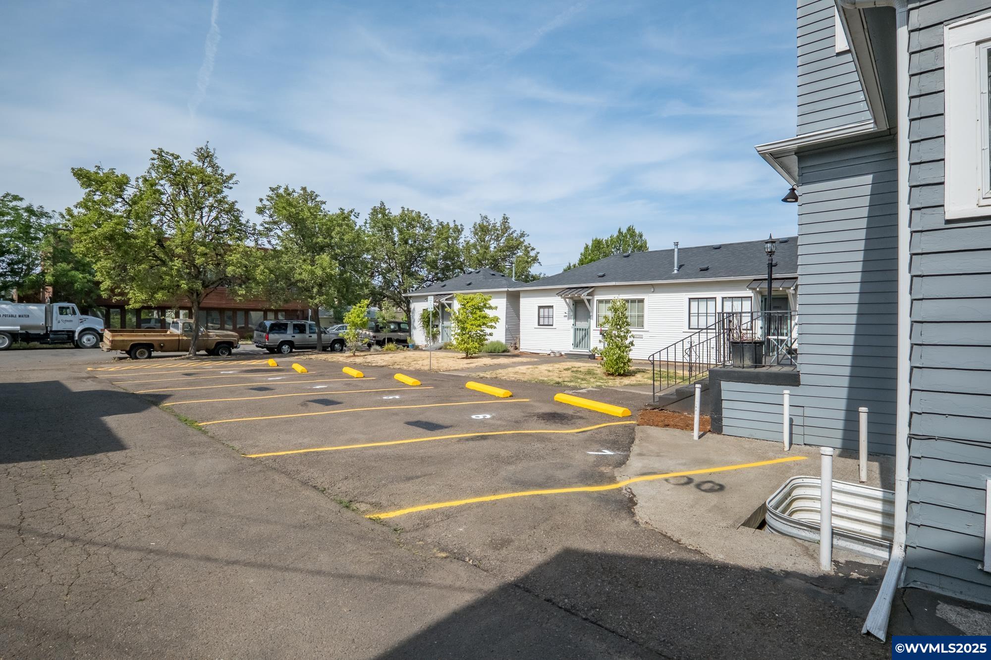 420 4th (-430 1/2) Av