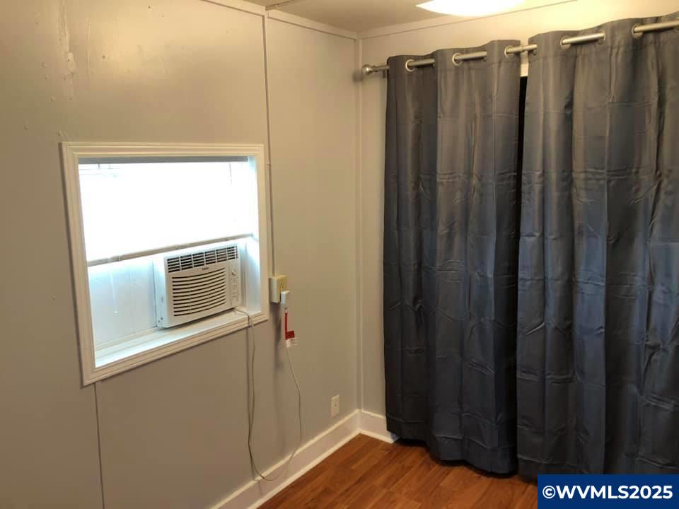 420 4th (-430 1/2) Av