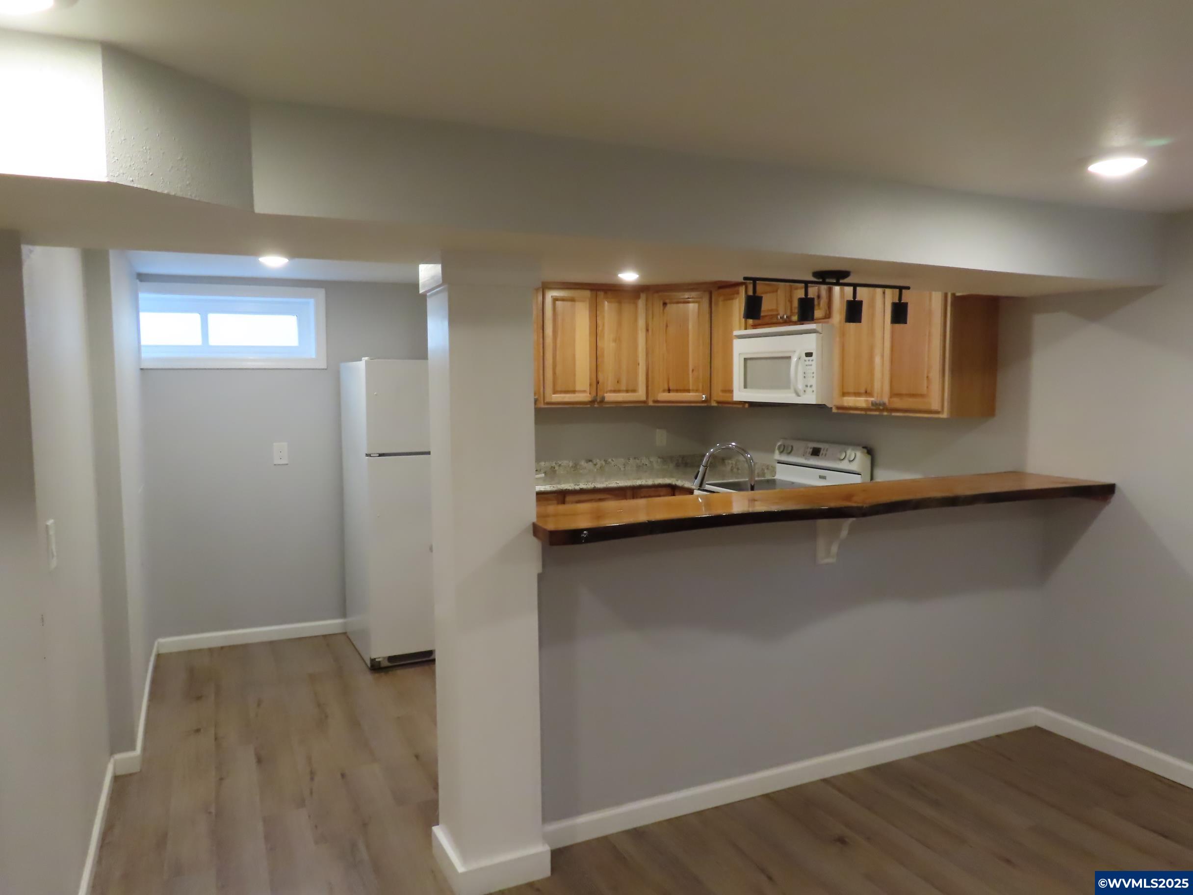 420 4th (-430 1/2) Av