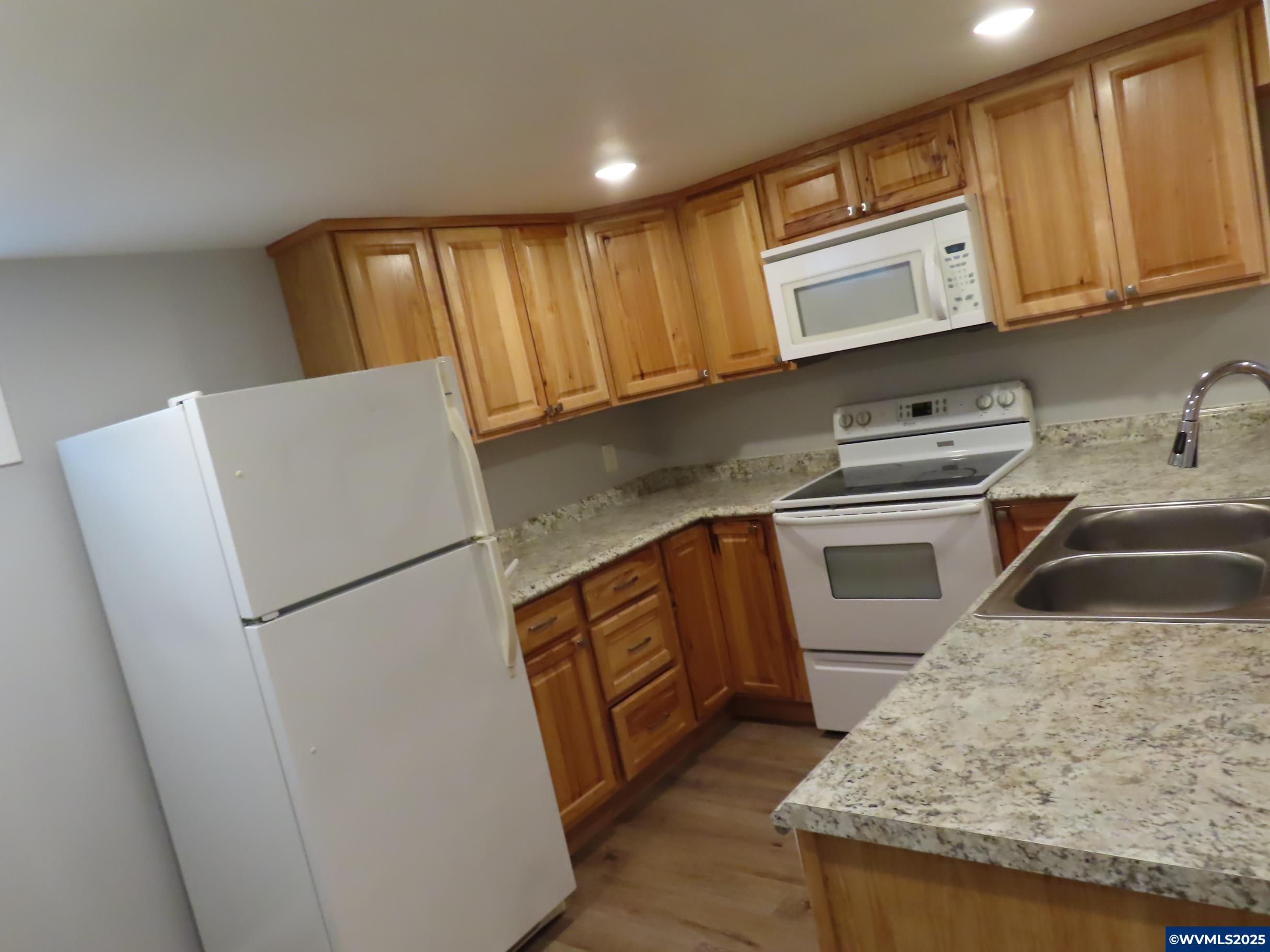 420 4th (-430 1/2) Av