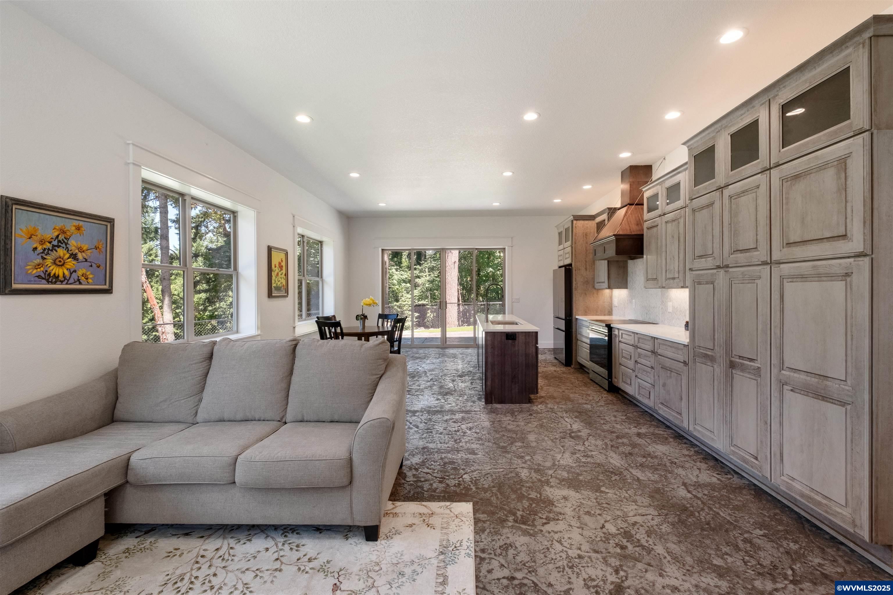 4005 Cloudview Dr
