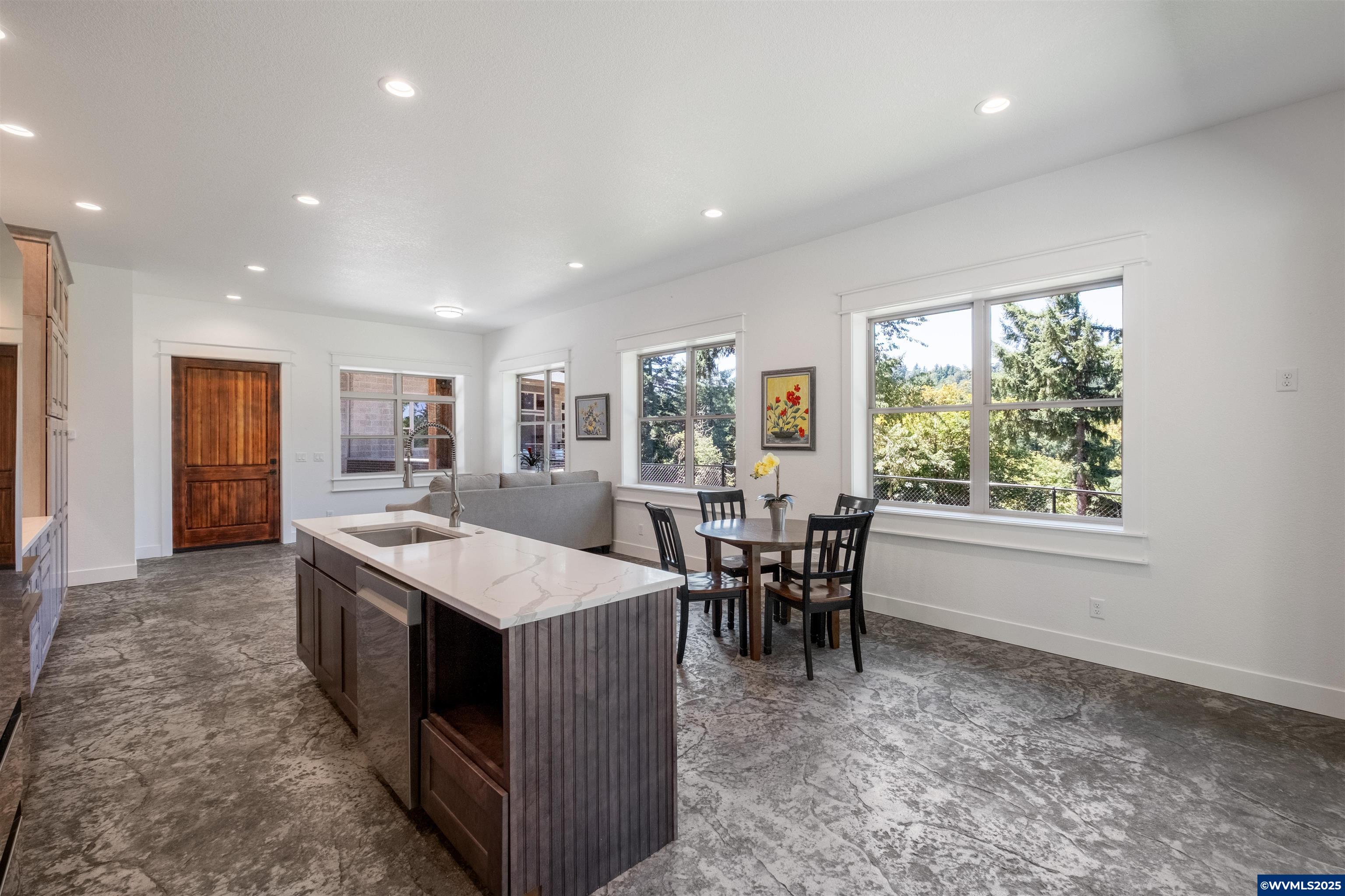 4005 Cloudview Dr