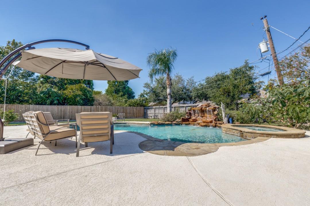 506 Red Bud Lane, Baytown