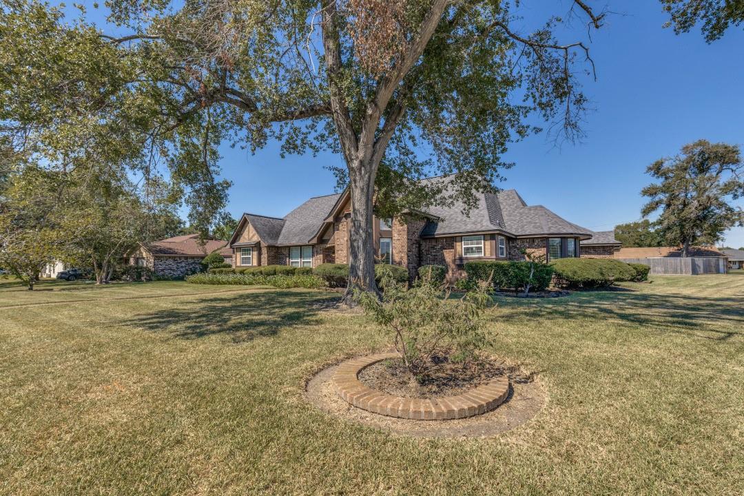 506 Red Bud Lane, Baytown