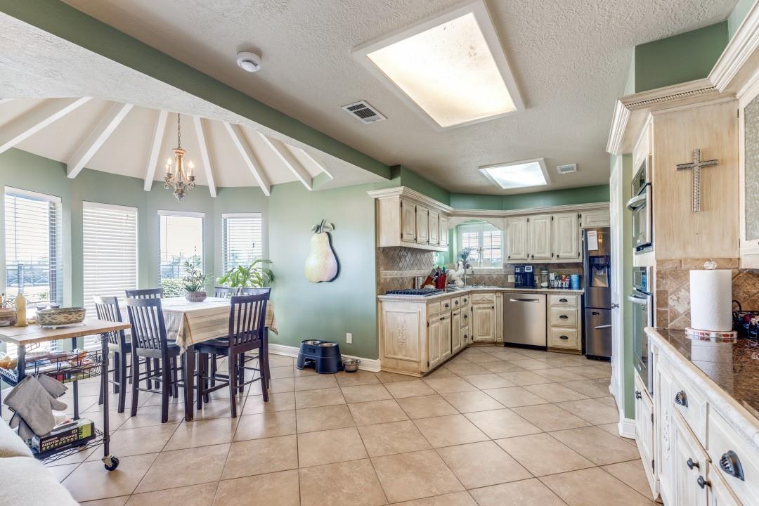 506 Red Bud Lane, Baytown