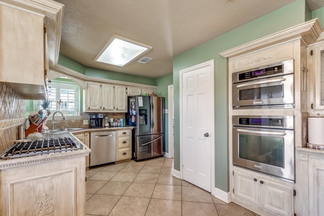 506 Red Bud Lane, Baytown