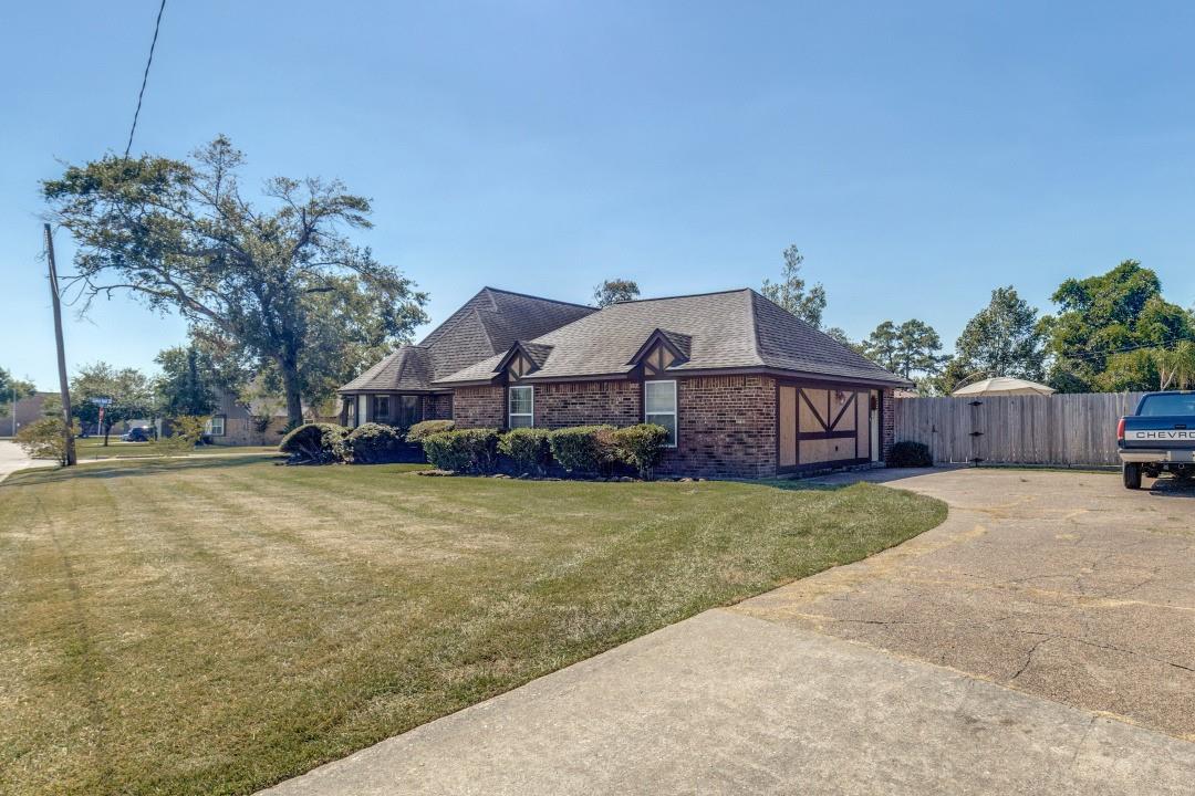 506 Red Bud Lane, Baytown