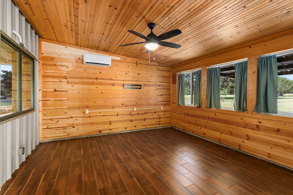1892 N Thunder Creek