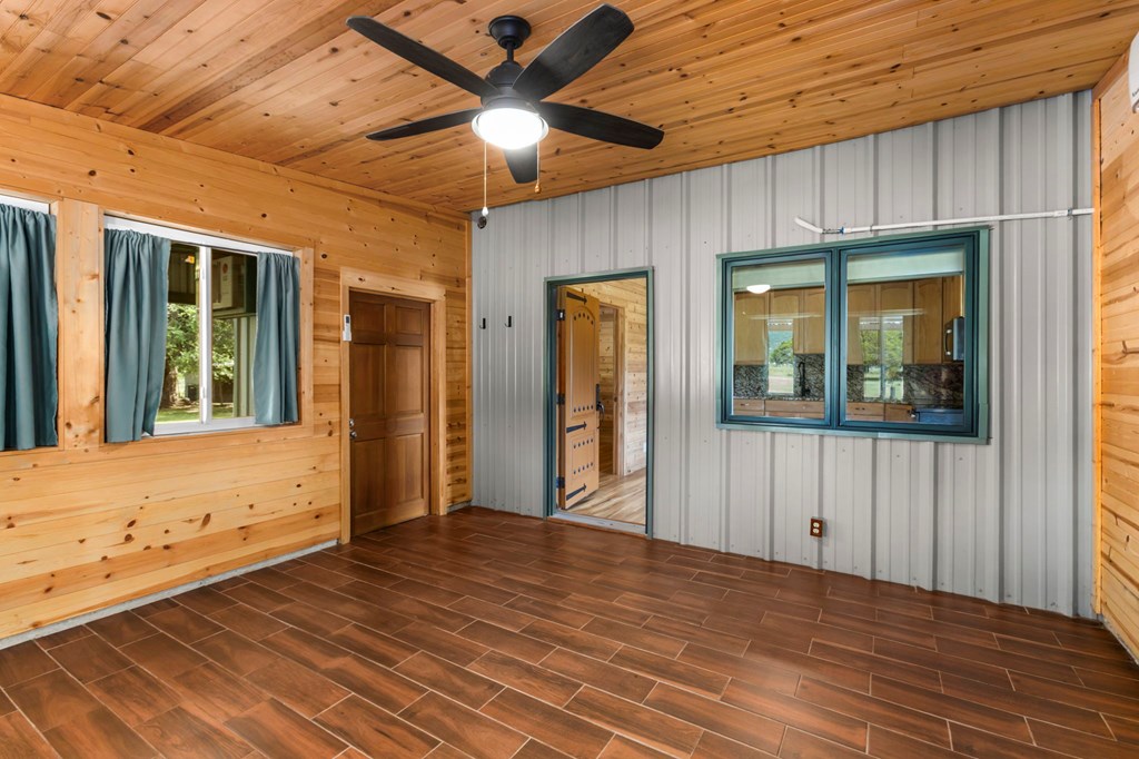 1892 N Thunder Creek