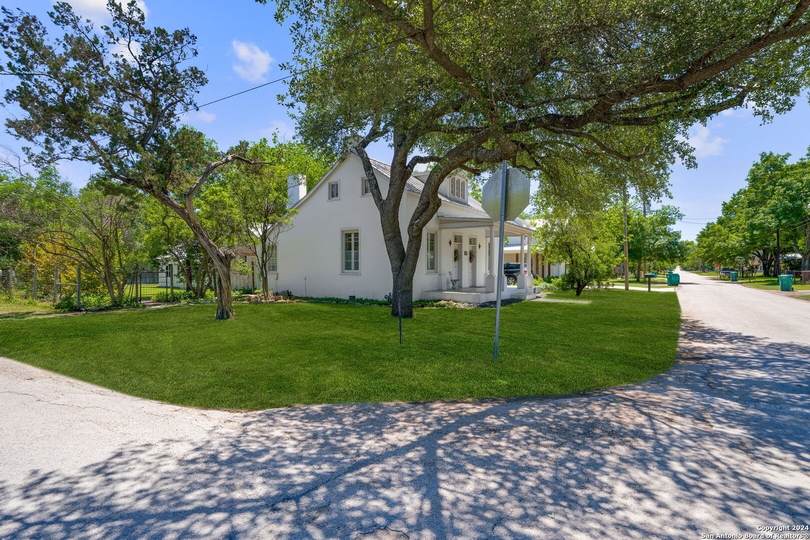 402 HOUSTON ST
